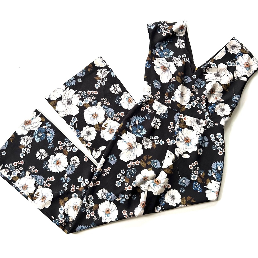 Gianni Bini Navy Blue Floral Printed Harper Knit V-Neck Jumpsuit - Picture 2 of 9